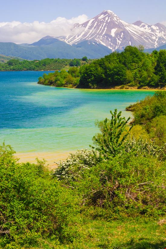 Lago di Campotosto Lago di Campotosto Buffy1982 - Shutterstock.com 