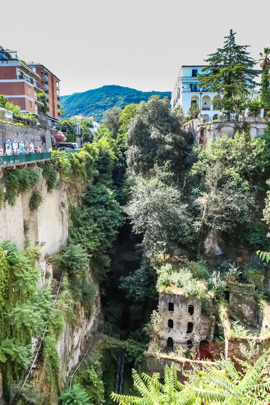 Vallone dei Mulini Sorrento nikolpetr / Shutterstock.com 