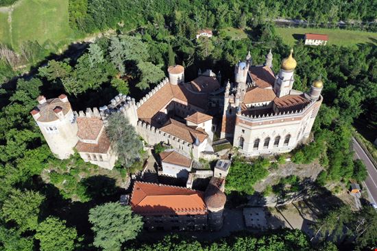 Rocchetta Mattei Il castello 'orientale' in Emilia Romagna D-VISIONS - Shutterstock.com 