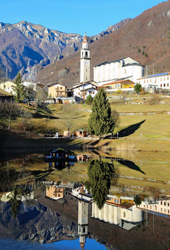 Laghi Laghi ChiccoDodiFC - Shutterstock.com 