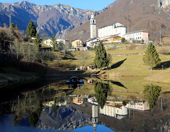 Laghi Laghi ChiccoDodiFC - Shutterstock.com 