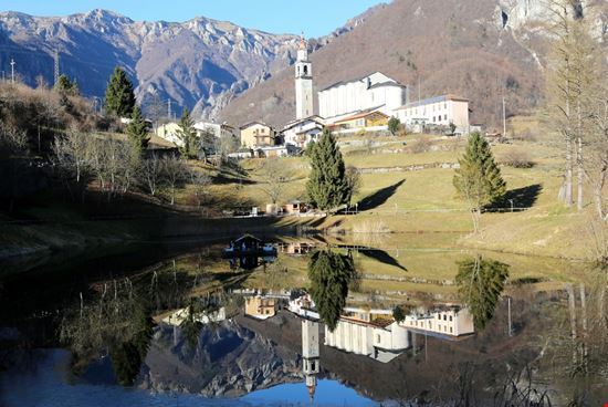 Laghi Laghi ChiccoDodiFC - Shutterstock.com 