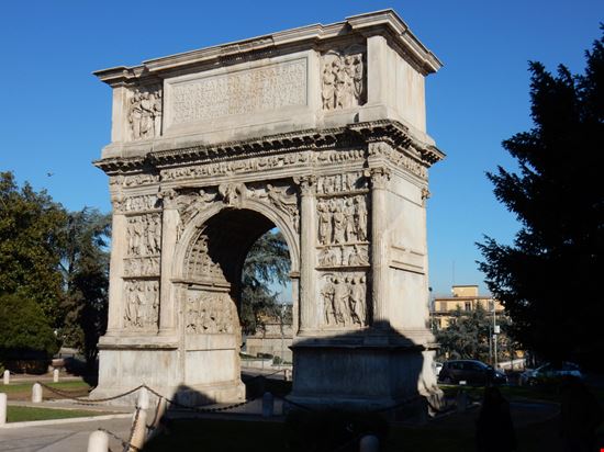 Arco di Traiano Arco di Traiano Lucamato / Shutterstock.com 