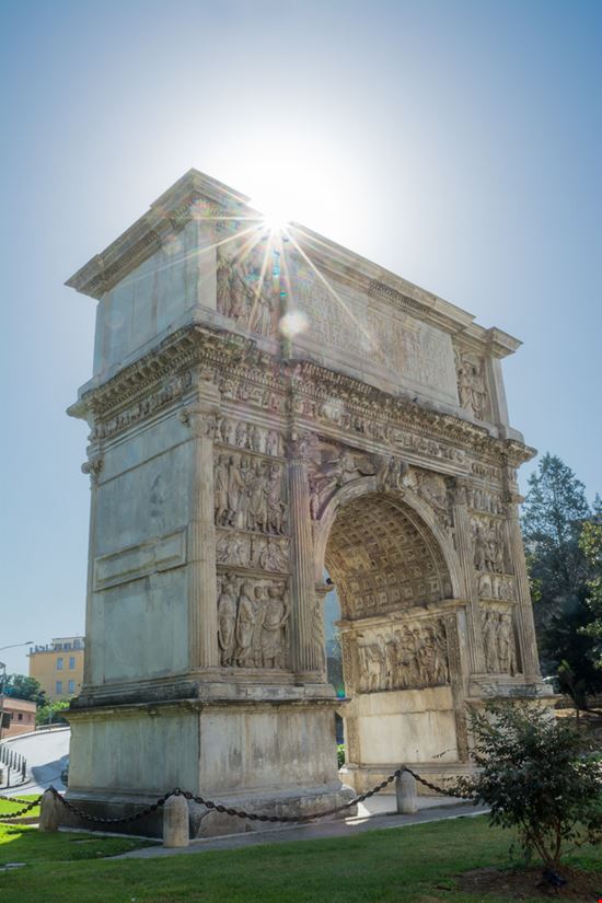 Arco di Traiano Arco di Traiano Angelo D'Amico - Shutterstock.com 
