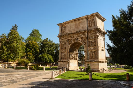 Arco di Traiano Arco di Traiano Angelo D'Amico - Shutterstock.com 