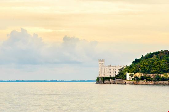 Castello di Miramare Castello di Miramare Luca Lorenzelli - Shutterstock.com 