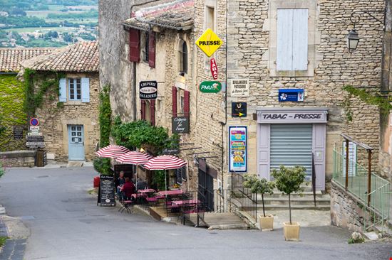 Gordes Gordes gumbao / Shutterstock.com 