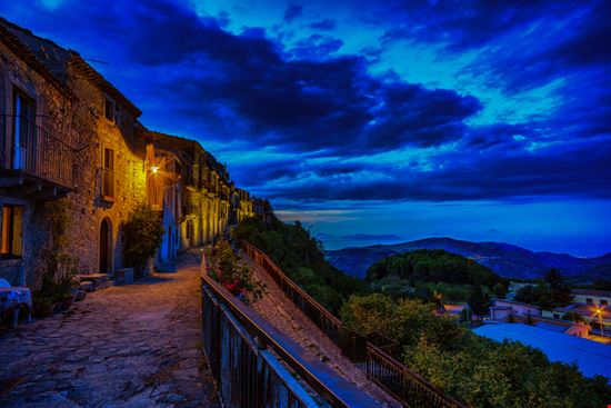 Montalbano Elicona Montalbano Elicona 1234zoom - Shutterstock.com 