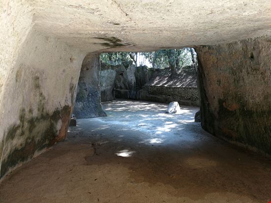Cuma archeologia e storia nel cuore dei Campi Flegrei Lucamato / Shutterstock.com 