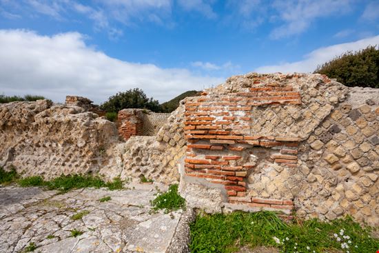 Cuma archeologia e storia nel cuore dei Campi Flegrei Giuma - Shutterstock.com 