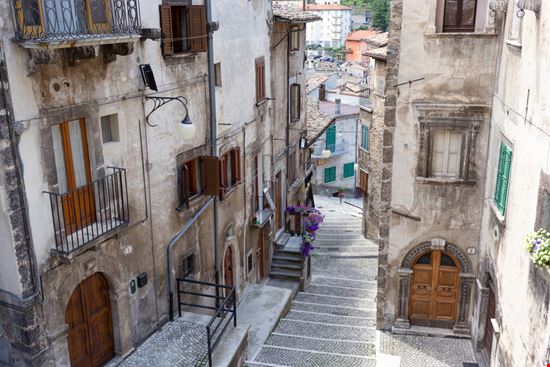 Sentiero del Cuore La passeggiata per eccellenza a Scanno AMillionPics / Shutterstock.com 