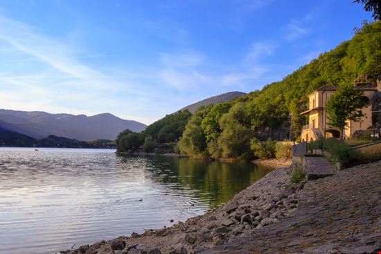 Sentiero del Cuore La passeggiata per eccellenza a Scanno Marie-Louise Garratt - Shutterstock.com 