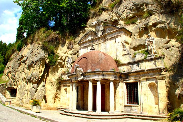 Sembrano scolpiti nella pietra e se ne stanno sospesi nel vuoto: sono loro i 10 santuari nella roccia più spettacolari d'Italia da vedere almeno una volta
