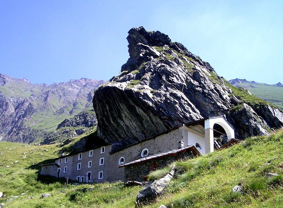 Sembrano scolpiti nella pietra e se ne stanno sospesi nel vuoto: sono loro i 10 santuari nella roccia più spettacolari d'Italia da vedere almeno una volta