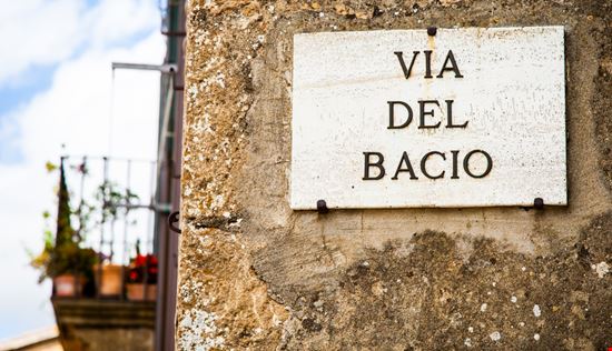 Via del Bacio Via del Bacio Paolo Gallo - Shutterstock.com 