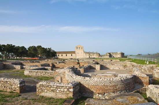 Chiesa Incompiuta Chiesa Incompiuta Mi.Ti. - Shutterstock.com 