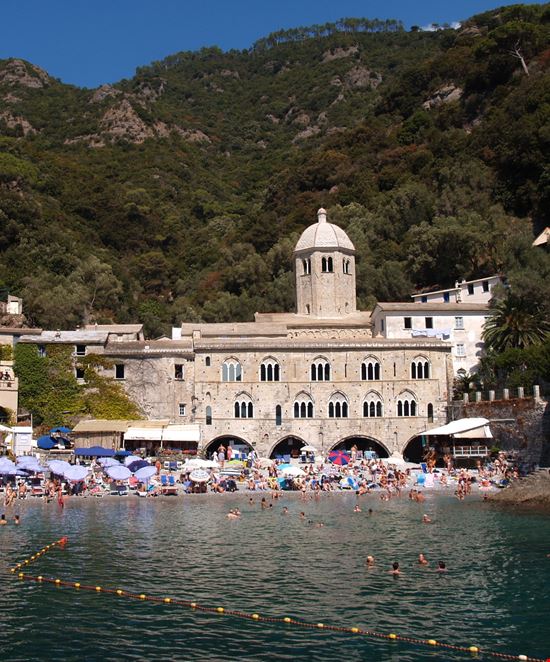 San Fruttuoso di Capodimonte L'abbazia sul mare della Liguria stock.adobe.com 