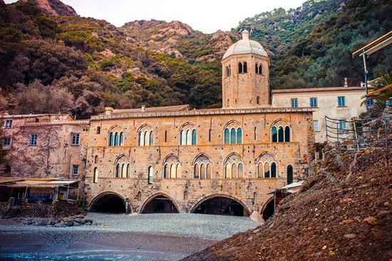 San Fruttuoso di Capodimonte L'abbazia sul mare della Liguria stock.adobe.com 