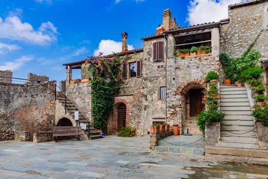 Capalbio Borgo antico  stock.adobe.com 