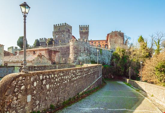 Torre Alfina Castello stock.adobe.com 