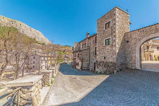 Celano Celano ValerioMei / Shutterstock.com 