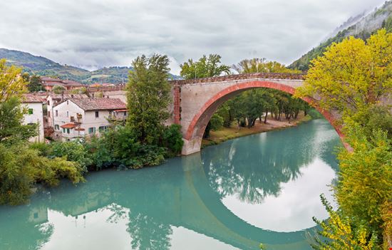 Ponte sul Metauro Ponte sul Metauro Alessandro Pierpaoli - Shutterstock.com 