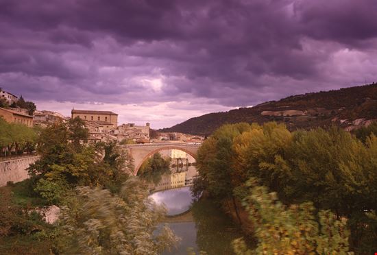 Ponte sul Metauro Ponte sul Metauro luri - Shutterstock.com 
