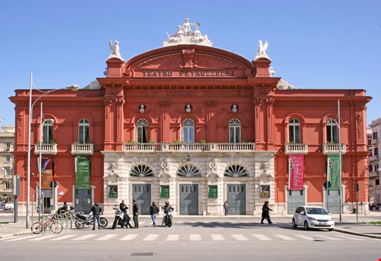 Teatro Petruzzelli Teatro Petruzzelli Michele Ursi / Shutterstock.com 