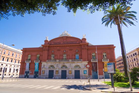 Teatro Petruzzelli Teatro Petruzzelli ValerioMei / Shutterstock.com 