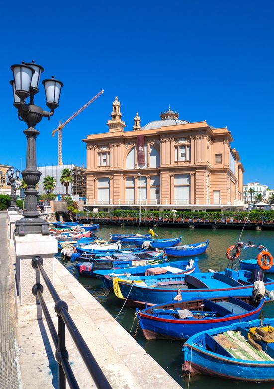 Teatro Petruzzelli Teatro Petruzzelli ValerioMei / Shutterstock.com 