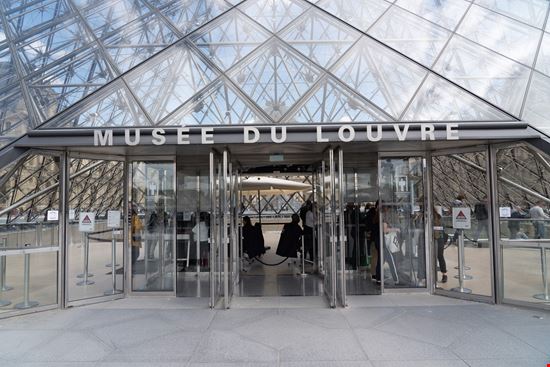 Louvre Museum Paris stock.adobe.com - solo uso editoriale 