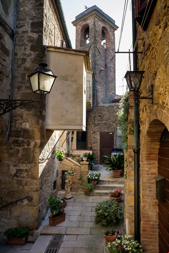 Guardistallo Guardistallo robertonencini - Shutterstock.com 