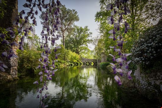 Oasi di Ninfa Oasi di Ninfa Michele Alfieri – Shutterstock.com 