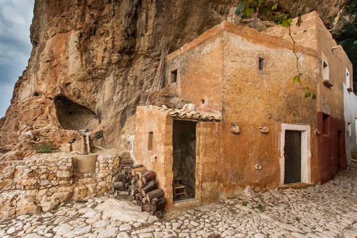 Grotta Mangiapane - Grotta Mangiapane - robertonencin - Shutterstock.com