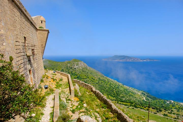 Sembra di essere in Scozia ma siamo in Italia e con vista sul mare: questo ex carcere è un vero tesoro della Sicilia