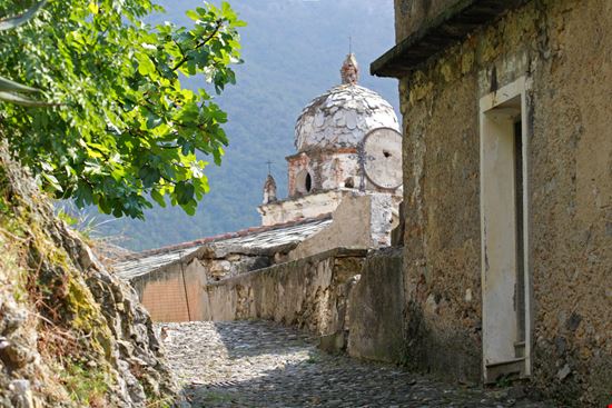 Balestrino Il borgo fantasma in Liguria bayazed - Shutterstock.com 
