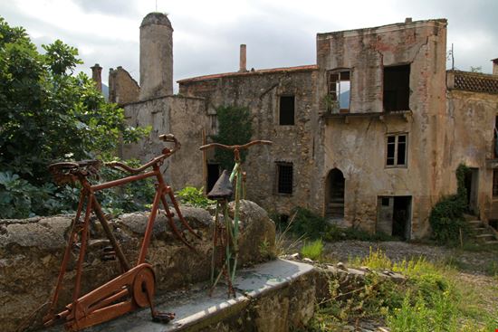 Balestrino Il borgo fantasma in Liguria bayazed - Shutterstock.com 