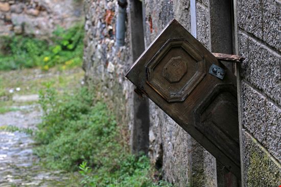 Balestrino Il borgo fantasma in Liguria bayazed - Shutterstock.com 