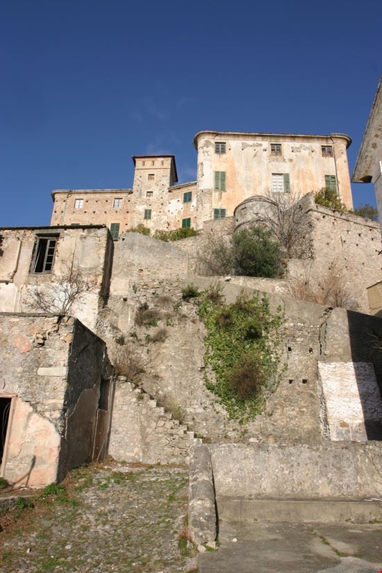 Balestrino Il borgo fantasma in Liguria Luca Grandinetti / Shutterstock.com 