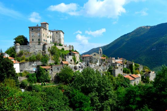 Balestrino Il borgo fantasma in Liguria McoBra89 - Shutterstock.com 