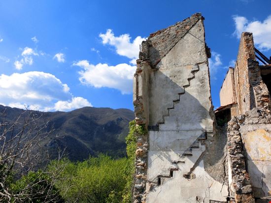 Balestrino Il borgo fantasma in Liguria Josh Cornish / Shutterstock.com 