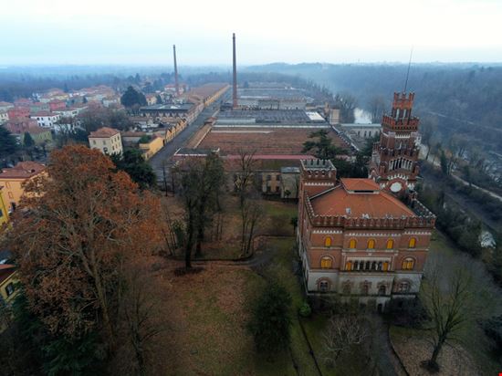 Crespi d'Adda Il villaggio industriale Angelo Corna - Shutterstock.com 