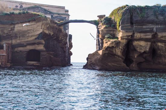 Isola La Gaiola L'isola maledetta di Napoli auralaura / Shutterstock.com 