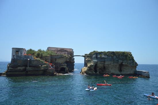 Isola La Gaiola L'isola maledetta di Napoli sayef chaoiachi - Shutterstock.com 