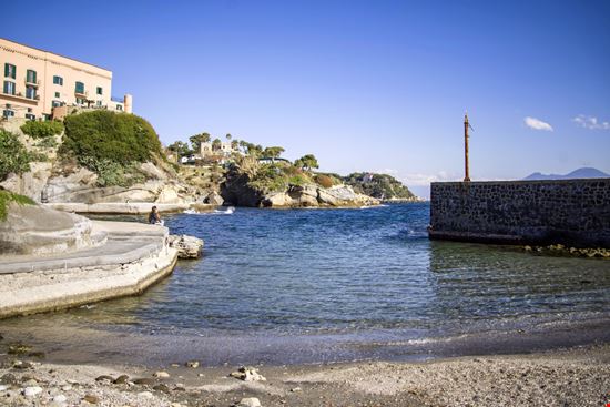 Isola La Gaiola L'isola maledetta di Napoli MARINO LANDOLFO / Shutterstock.com 