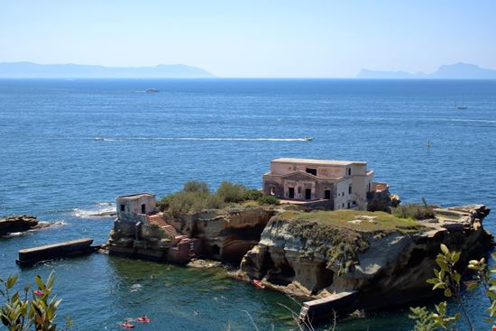 Isola La Gaiola L'isola maledetta di Napoli auralaura - Shutterstock.com 