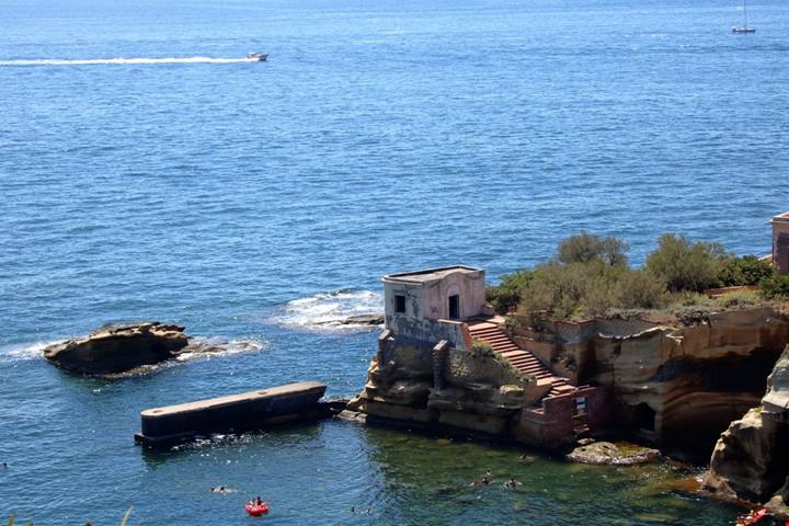 Hai mai sentito parlare dell'isola maledetta del golfo di Napoli? È bellissima ma qui ci sono state delle morti misteriose