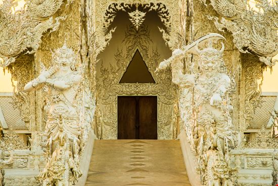 Chiang Rai Il Tempio Bianco KobchaiMa - Shutterstock.com 
