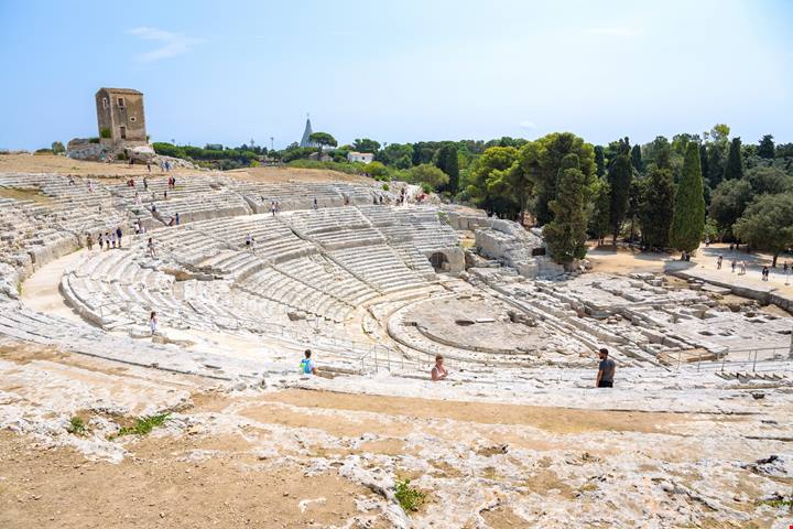 È un'autentica perla del Mediterraneo, ed è tra le più belle d'Italia: questa città dove l'antica Grecia e il barocco si incontrano è uno splendido museo a cielo aperto