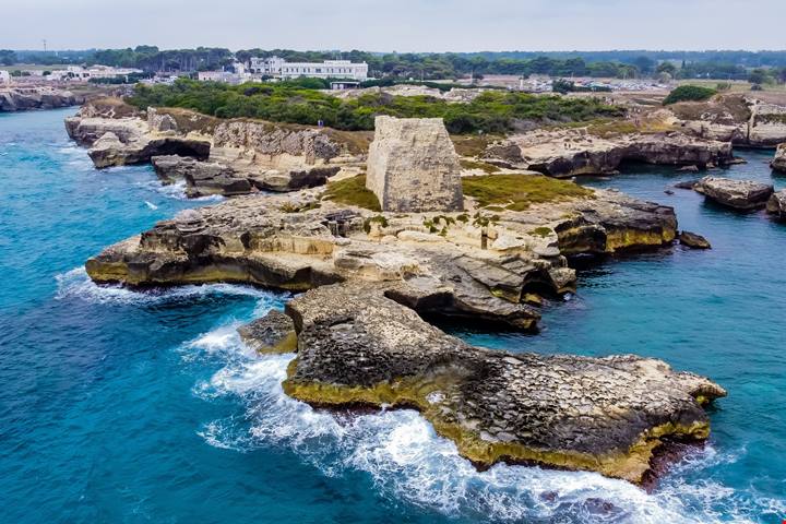 È in Italia ed è tra le più belle al mondo: in Puglia c'è una piscina naturale che è una vera finestra sugli abissi